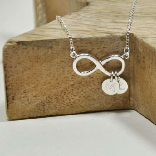 colgante infinito de plata con iniciales