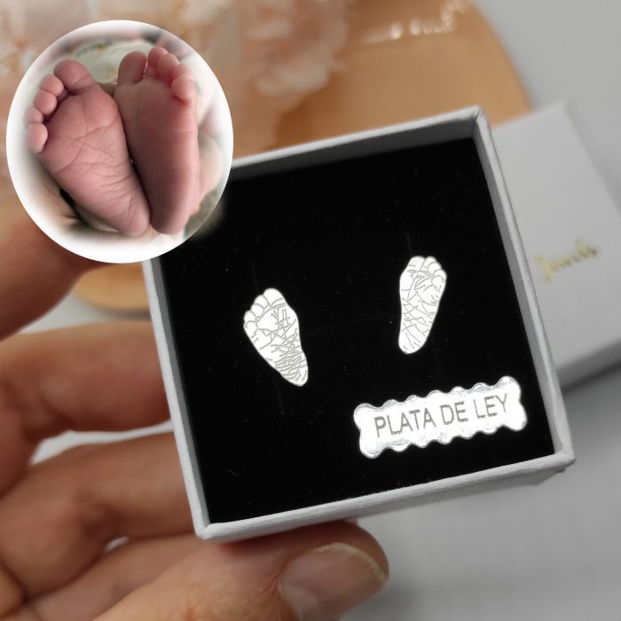 Foto de unos pendientes con las huellas de tu bebé.