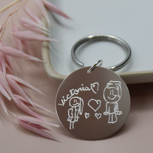 llavero de plata con dibujos de niños
