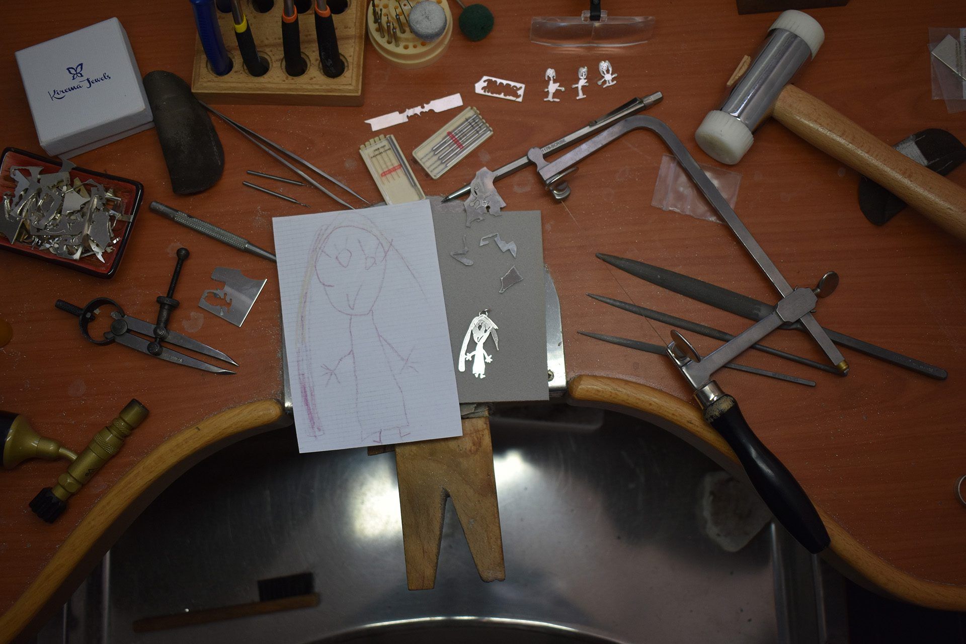 foto taller proceso de creación de joyas de kirema jewels