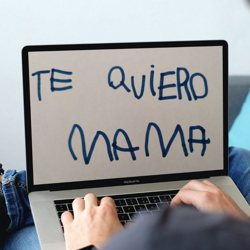 Imagen de una persona cargando en el ordenador una firma de su hijo,