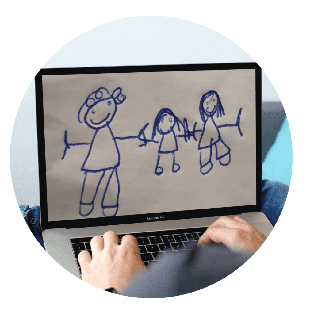 Imagen de una persona viendo el dibujo de su hijo en un portátil.