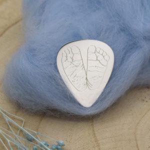 púa de plata personalizada huellas